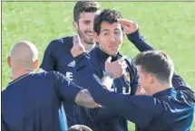  ??  ?? CUMPLEAÑOS. Parejo recibió las bromas de sus compañeros.