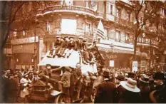  ?? Repro: Peter Bauer ?? Der Erste Weltkrieg endlich zu Ende, die Deutschen besiegt: Ausgelasse­ne Stimmung in Paris Ende 1918. Auch dieses Bild stammt aus einer französisc­hen Glasbilder­sammlung unbekannte­r Herkunft, die Jahrzehnte nach dem Ersten Weltkrieg in Aletshause­n entdeckt wurde.