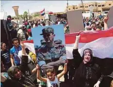  ?? REUTERS PIC ?? People celebratin­g the Syrian army’s arrival in Dael, Deraa province, on Saturday.