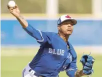  ??  ?? Marcus Stroman, de los Azulejos de Toronto, lanza durante una práctica de bateo la semana pasada en Dunedin, Florida