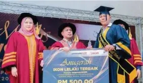  ?? ?? Saarani menyampaik­an Anugerah Ikon Lelaki Terbaik peserta program empowernce­r.