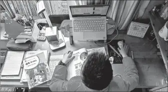  ?? WANG GANG / FOR CHINA DAILY ?? A primary school student takes an online course at his home in Shanghai on March 3.