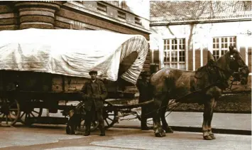  ?? Fotos: Sammlung Häußler ?? Ein Augsburg-bote mit seinem Fuhrwerk um 1930 auf der Hallstraße.