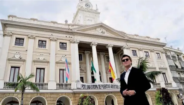  ??  ?? Gabriel posó junto al Cabildo de Cádiz y a la casa donde falleció Rivadavia. En el Real Alcázar de Sevilla recibió su premio de manos de la Infanta Elena de Borbón.