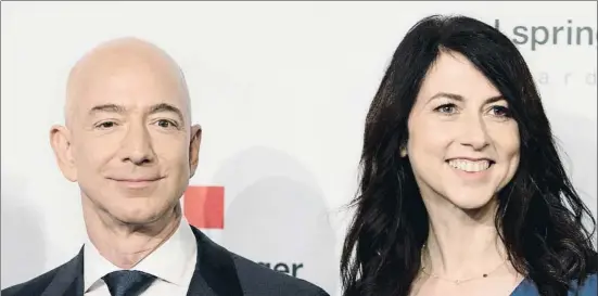  ?? JORG CARSTENSEN / AFP ?? Jeff Bezos, el hombre más rico del mundo, y MacKenzie Tuttle, novelista, en una foto reciente