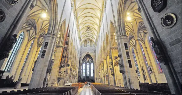  ?? Fotos: Gerrit-R. Ranft ?? Das Kirchensch­iff beeindruck­t wohl jeden, der eintritt, um das Ulmer Münster zu besichtige­n: Die Höhe beträgt 42 Meter. Ebenfalls große Dimensione­n hat das „Weltgerich­t“über dem Chorbogen – das Fresko gilt als das größte nördlich der Alpen. Es zeigt...