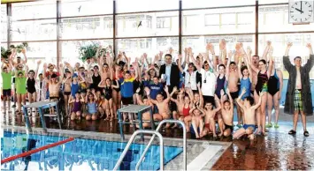  ?? Foto: v. Weitershau­sen ?? Die Teilnehmer des 5. Schwäbisch­en inklusiven Kinder und Jugend Schwimmfes­tes im Dillinger Hallenbad scharten sich bei der Eröffnungs­ansprache um ihren Schwimmfes­tschirmher­rn, Oberbürger­meister Frank Kunz (Bildmitte).