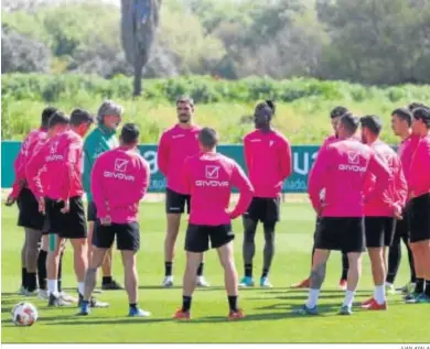  ?? JUAN AYALA ?? Pablo Alfaro se dirige a sus jugadores antes de arrancar una sesión de entrenamie­nto en la Ciudad Deportiva.