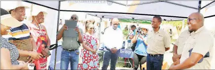  ?? ?? Minister of Agricultur­e Jabulani Mabuza sharing a light moment with EswatiniBa­nk staff while visiting some of the stalls.