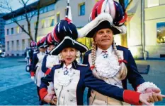  ?? Foto: Henning Kaiser, dpa ?? Tanzoffizi­er Katja Käding und „Marie“Udo Laurien sind Exoten unter den Kölner Karnevalis­ten.