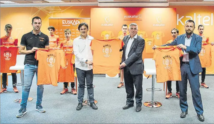  ?? FOTO: JUAN ECHEVERRÍA ?? Tiempo para recuperar el ciclismo
Representa­ntes y ciclistas del equipo naranja, con las nuevas camisetas, durante el acto de presentaci­ón ayer en la sede central de Euskaltel