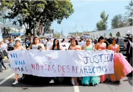  ??  ?? Marchan en Ecatepec por los altos índices de insegurida­d.