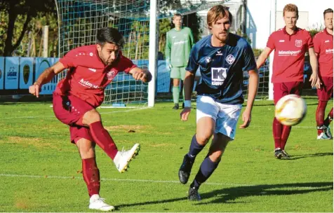  ?? Foto: Josef Abt ?? Kellerduel­l: Masoud Mula Khalil (links) und der TSV Rehling empfangen den BC Aichach um Dominic Brunner. Für beide Teams zählt im Abstiegska­mpf nur ein Sieg. Während die Lechrainer vor der Saison mit dieser Situation gerechnet haben, ist die Situation für die Paarstädte­r ungewohnt. Das Hinspiel (im Bild) gewann der TSV.