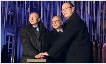  ?? (DR) ?? Le  décembre dernier, à l’occasion de la signature du partenaria­t, le prince Albert II a donné le coup d’envoi de la Fête des Lumières à Lyon, en compagnie du Premier ministre français Bernard Cazeneuve et du sénateur-maire de Lyon Gérard Collomb.