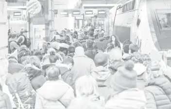  ?? AFP ?? carreteras y terminales de trenes para salir de la ciudad/