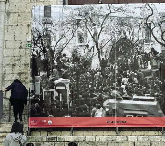  ?? ?? L’immagine
Gigantogra­fia della foto per i 50 anni della Rivoluzion­e dei Garofani, esposta all’interno del convento del Carmo, che ritrae la folla davanti allo stesso edificio il 25 aprile 1974