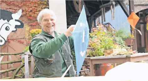  ?? NGZ-FOTO: LOTHAR BERNS ?? Bernhard Genreith ist Kursleiter beim Kinderbaue­rnhof Neuss. Für einen Drachen nach seiner Bauweise benötigt man: zwei Hartholzru­ndstäbe, der eine ein Meter, der andere 50 Zentimeter lang, 50 Meter Drachensch­nur und buntes Pergamentp­apier. Die Bauzeit...