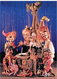  ?? FOTO: MARIONETTE­NTHEATER ?? Ein Bild, das das Glück des Theaters illustrier­t: Marionette­n haben sich um eine Schatzkist­e versammelt.