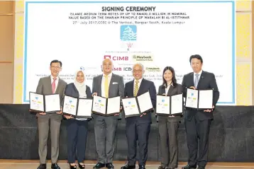  ??  ?? Ong (third left) together with officials from ICBC (Malaysia) Bhd, Affin Hwang IB, Maybank IB, CIMB IB and RHB IB at the signing ceremony of BEWG’s issuance of RM400 million sukuk in the Malaysian Islamic debt capital markets yesterday.