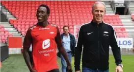  ??  ?? DEN FØRSTE DAGEN: Det var mye oppstyr da Bamba ble Brann-spiller på overgangsv­induets siste dag i sommer. Her kommer han i Branndrakt ved siden av sportssjef Rune Soltvedt.