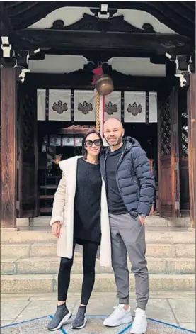  ??  ?? Iniesta y su esposa Anna Ortiz, en Kobe en una foto de Instagram.