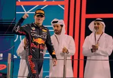  ?? AP ?? Il sovrano Max Verstappen, 25 anni, sul podio di Abu Dhabi