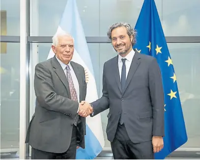  ?? cancillerí­a ?? El representa­nte de la UE, Josep Borrell, y el canciller Santiago Cafiero