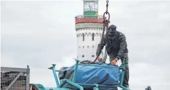  ?? FOTO: GABRIEL BOCK ?? Am Lindauer Hafen bauen Schaustell­er schon den Jahrmarkt auf.