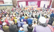  ??  ?? RAMAI: Sebahagian umat Islam dari sekitar daerah Sipitang hadir pada Program Ceramah Perdana yang diadakan di Dewan Serbaguna Pekan Sipitang.