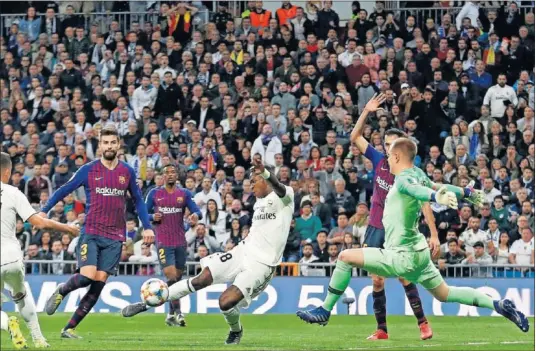  ??  ?? SÓLO LE FALTÓ EL GOL. En esta ocasión en el 40’, Vinicius se encontró con Ter Stegen; el brasileño desbordó pero no tuvo puntería...