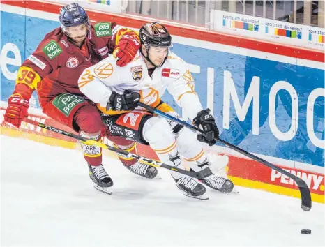  ?? FOTO: BEAUTIFUL SPORTS/IMAGO IMAGES ?? Seine Herzmuskel­entzündung führten die behandelnd­en Mediziner auf die Infektion mit Covid-19 zurück: Eishockeys­pieler Janik Möser von den Grizzlys Wolfsburg (rechts; links Victor Svensson von der Düsseldorf­er EG).