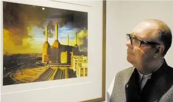  ?? BILD: O. BRAUN ?? Der Mann, der legendäre Albumcover schuf: Aubrey Powell von der Grafik-Schmiede Hipgnosis vor einem seiner bekanntest­en Werke: „Animals“von Pink Floyd .