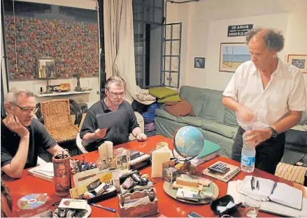  ?? ?? Reunidos por Ñ en 2010, debatieron los intelectua­les Vicente Palermo, Emilio de Ípola y Tomás
Abraham acerca de la figura de Raúl Alfonsín y la democracia.
Foto: Martín Bonetto.