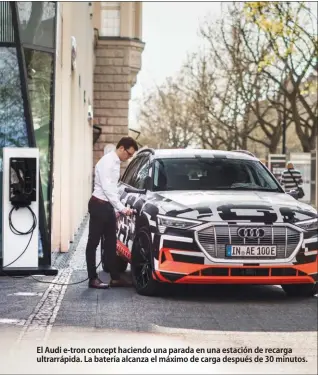  ??  ?? El Audi e-tron concept haciendo una parada en una estación de recarga ultrarrápi­da. La batería alcanza el máximo de carga después de 30 minutos. La gran batería de iones de litio (Li-ión) del Audi e-tron, que tiene una capacidad de 95 kW/h.