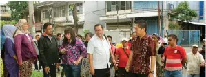  ?? MOCHAMMAD SALSABYL/JAWA POS ?? CARI TAHU: Ketua Komisi A DPRD Surabaya Herlina Harsono (empat dari kiri) memimpin sidak kemarin.