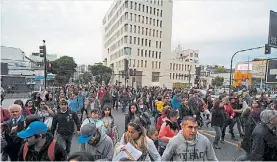  ?? AFP ?? A correr. Chilenos dejan edificios durante el sismo en Viña del Mar.