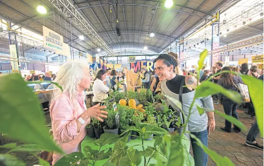  ?? Ignacio sánchez ?? Alejandra Montti (izq.), anteayer, en pleno paseo de compras por el Mercado de la feria Masticar