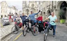  ??  ?? Les cyclotouri­stes hollandais sur place de la cathédrale.