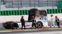  ??  ?? En Misano el camión de Frankie Vojtisek protagoniz­ó un grave incidente al salir ardiendo en pista.