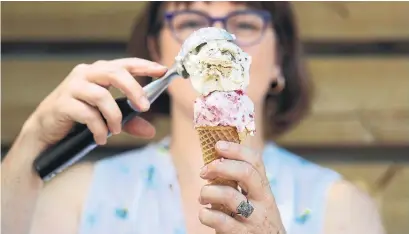  ?? RENÉ JOHNSTON PHOTOS/TORONTO STAR ?? Try your hand at making no-churn ice cream in three easy flavours: vanilla, fresh berry swirl and toasted marshmallo­w s’mores.