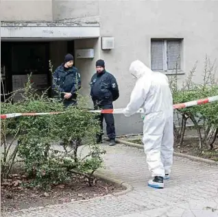  ?? Foto: dpa ?? Polizisten am Eingang eines Mehrfamili­enhauses im Berliner Stadtteil Kreuzberg, in dem die mutmaßlich­e RAF-Terroristi­n Daniela Klatt zuletzt lebte.