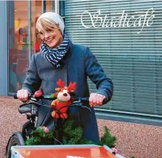  ?? Foto: Mercan Fröhlich ?? Tanja Erdmenger, die neuen Leiterin der Stadtbüche­rei, mit dem Lastenfahr­rad, das neu angeschaff­t wurde.