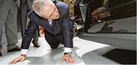  ?? Foto: Marijan Murat, dpa ?? Ein Bild aus glückliche­ren Tagen: VW Chef Martin Winterkorn schaut im Jahr 2008 bei der Automesse in Genf unter ein Porsche Fahrzeug. Der Manager ist ein Technik Fan, der Autos auch anderer Hersteller in all ihren Details gewürdigt hat.