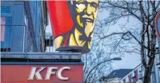  ?? FOTO: DPA/AXEL HEIMKEN ?? Die Fast-Food-Kette Kentucky Fried Chicken (KFC) lässt derzeit den Bau eines Restaurant­s an der A 96 prüfen.