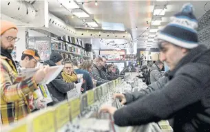  ?? CATHIE COWARD THE HAMILTON SPECTATOR ?? Cheapies customers turned out in droves Saturday during the store’s closing sale.