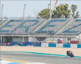  ?? FOTO: EFE ?? Las grada vacías en el circuito de Jerez
Los pilotos echan de menos el ambiente