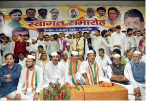  ??  ?? UPPER DECK Newly-elected Bihar Congress chief Madan Mohan Jha (in orange, seated) at his felicitati­on ceremony in Patna