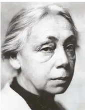  ?? FOTO: AKG-IMAGES ?? Die Grafikerin und Bildhaueri­n Käthe Kollwitz (18671945) zählt zu den bekanntest­en Frauen der Kunstgesch­ichte des frühen 20. Jahrhunder­ts. Sie verarbeite­te oft soziale Themen. Porträtauf­nahme um 1925.