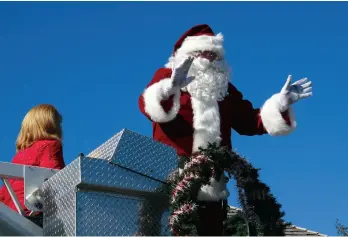  ?? FOTOS: RAPHAEL COSME / LA PRENSA ?? El Desfile de Navidad con la presencia de Santa Claus es una tradición en San Agustín.