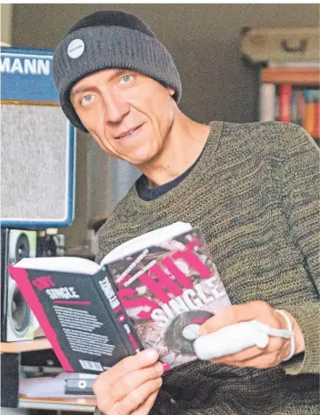  ?? FOTO: ARNULF STOFFEL ?? Der Dingdener Reinhard Wolff hat jetzt ein Buch geschriebe­n. „Shitsingle – Anekdoten eines Vollidiote­n“erzählt in 41 Kurzgeschi­chten von einem etwas chaotische­n Leben.